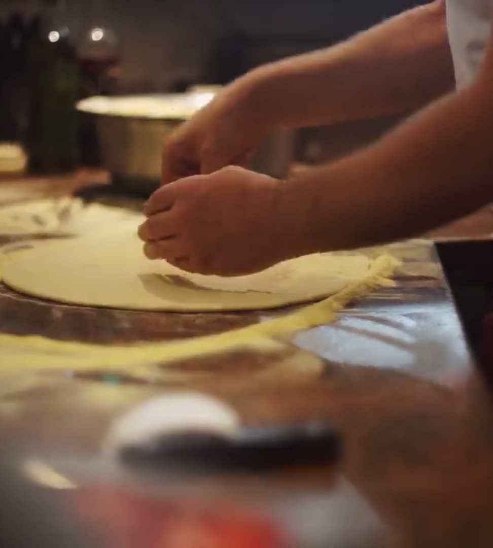 Pizzateig wird von Hand geformt